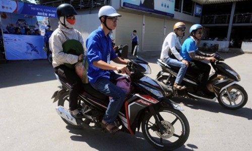 Đội xe ôm miễn phí đưa các thí sinh và người nhà đi tìm phòng trọ tại TP Hà Nội. Ảnh: Báo Nhân dân.