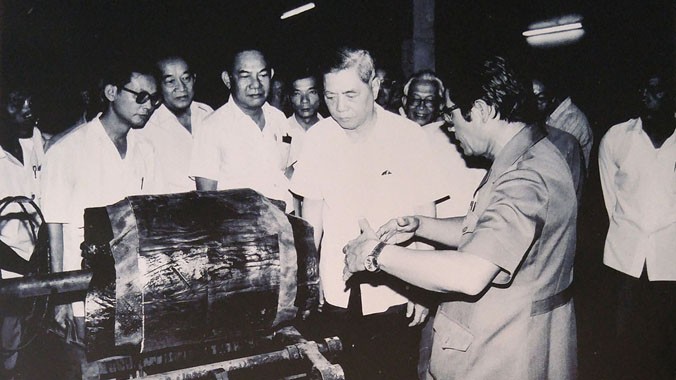 Tổng Bí thư Nguyễn Văn Linh đến thăm xí nghiệp công ty Hợp doanh cao su Phạm Hiệp (thuộc Sở GTVT thành phố Hồ Chí Minh) ngày 6 tháng 2 năm 1987. Ảnh: TL.