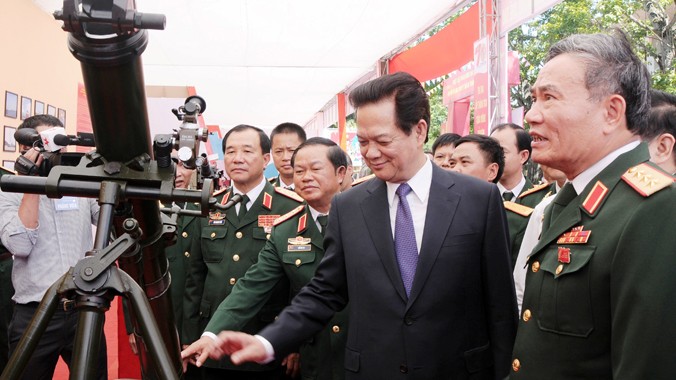 Thủ tướng Nguyễn Tấn Dũng và các tướng lĩnh quân đội tham quan khu trưng bày, triển lãm các mô hình, sáng kiến cải tiến vũ khí, khí tài tại đại hội.