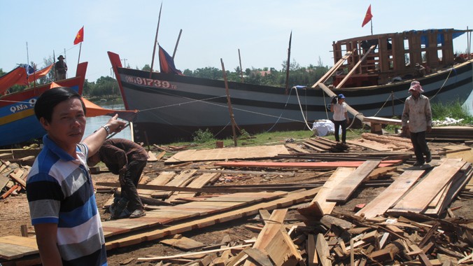 Vay 4,9 tỷ đồng của Agribank ngư dân Lương Tấn Xị (xã Tam Giang, Núi Thành, Quảng Nam) đang đóng tàu gỗ trị giá 7 tỷ đồng sắp hoàn thành. Ảnh: NQ.