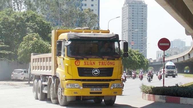 Xe tải chạy xả bụi mù, tạt ngang, dọc trên phố cấm Nguyễn Xiển sáng 17/6. Ảnh: A.T.