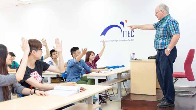 Môi trường học tập quốc tế năng động, thân thiện giữa giảng viên nước ngoài và sinh viên ITEC.