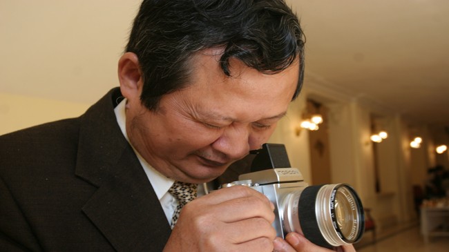 Nhạc sỹ An Thuyên rất thích sưu tầm máy ảnh. Ảnh: Nguyễn Đình Toán.