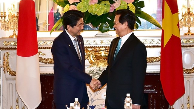 Thủ tướng Nguyễn Tấn Dũng và Thủ tướng Nhật Bản Shinzo Abe hội đàm ngày 4/7. Ảnh: Đức Tám.