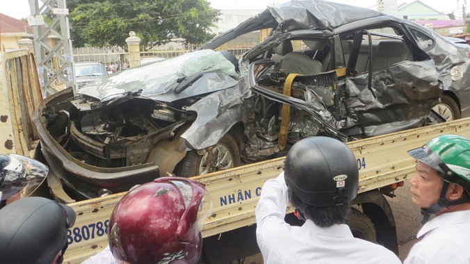 Xe ô tô con bị biến dạng hoàn toàn trong vụ tai nạn làm 3 người thương vong tại Gia Lai sáng 5/7.
