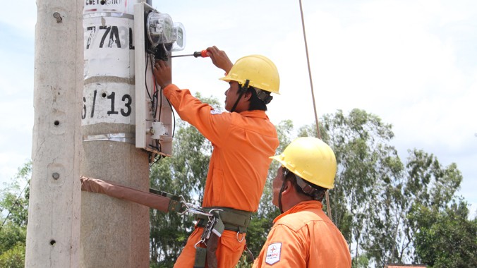 Công ty Điện lực Đồng Tháp lắp đặt công tơ điện tử cho người dân tại huyện Tam Nông, tháng 9 năm 2014. Ảnh: ĐD.
