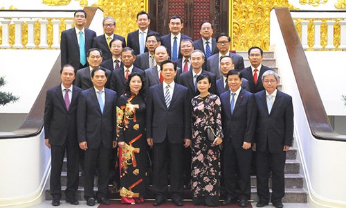 Thủ tướng Nguyễn Tấn Dũng cùng các cán bộ ngoại giao. Ảnh: VGP