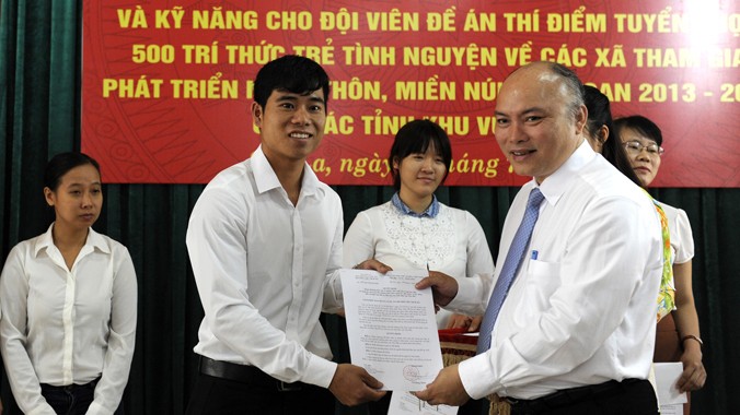 Tiến sĩ Vũ Đăng Minh trao quyết định khen thưởng 9 đội viên có thành tích xuất sắc trong học tập và công tác của lớp bồi dưỡng. Ảnh: Xuân Tùng.