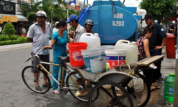 Người dân dùng mọi vật dụng, phương tiện để chở nước về gia đình.