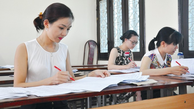 Chấm thi THPT Quốc gia tại Hà Nội. Ảnh: Hồ Thu.