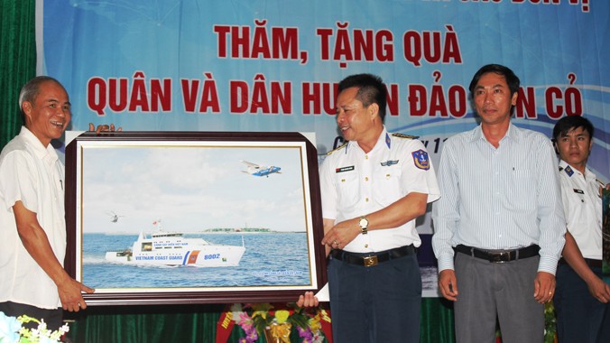 Lãnh đạo Cục Chính trị Cảnh sát biển Việt Nam trao tặng quà cho huyện đảo Cồn Cỏ. Ảnh: Nguyễn Minh.