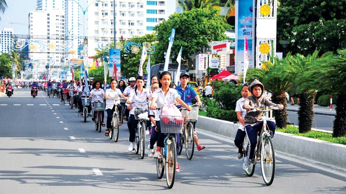 Diễu hành xe đạp tuyên truyền xây dựng thành phố Nha Trang không khói thuốc.