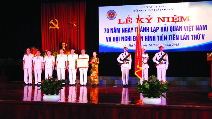 Phó Chủ tịch nước Nguyễn Thị Doan trao Huân chương Độc lập hạng Nhất cho Tổng cục Hải quan. Ảnh: Linh Lê.