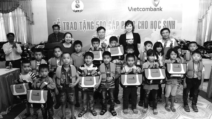Vietcombank trao quà cho trẻ em Lâm Đồng