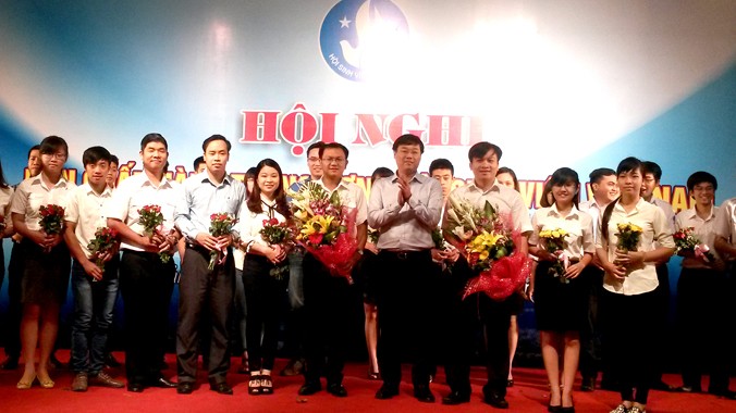 Ban tổ chức tặng hoa chúc mừng các đồng chí được bổ sung vào BCH T.Ư Hội SVVN khóa IX.