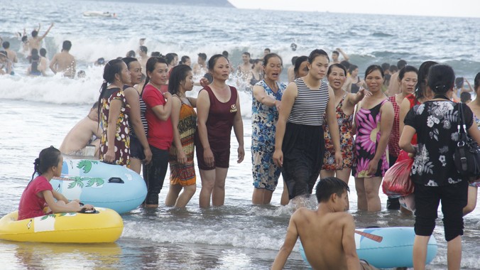 Đủ loại trang phục tắm trên bãi biển Mỹ Khê (Đà Nẵng, ảnh chụp chiều 15/7/2015). Ảnh: Thanh Trần.
