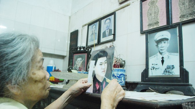 Phu nhân tướng Lư Giang trước ban thờ gia đình có tấm ảnh liệt sĩ Nguyễn Văn Thành.