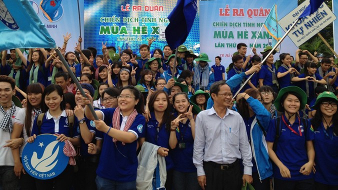 Đông đảo đoàn viên thanh niên, sinh viên, học sinh tham gia lễ ra quân Chiến dịch tình nguyện Mùa hè xanh lần thứ 22.