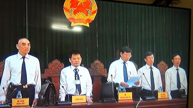 Phó Chánh án Nguyễn Hữu Chính (giữa) đảm nhiệm vị trí chủ tọa phiên xử “bầu” Kiên hồi giữa năm 2014. Ảnh: BT.