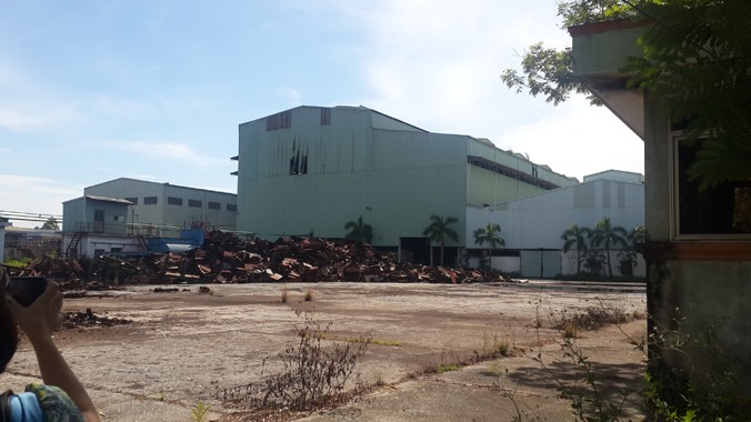 Một nhà máy sản xuất thép thuộc tập đoàn Vạn Lợi đóng cửa im lìm và không thanh toán trả nợ được cho Vietcombank trong 4 năm qua.