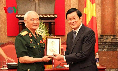 Chủ tịch nước Trương Tấn Sang tặng quà đại diện cho Ban liên lạc Quân đoàn 3. Ảnh: VOV