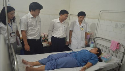 Thăm hỏi công nhân đang điều trị tại bệnh viện Quân Đoàn 4. Ảnh: Ngô Bình.