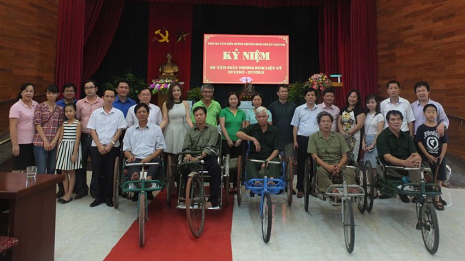 Đoàn công tác chụp ảnh lưu niệm với đại diện thương binh và lãnh đạo Trung tâm Điều dưỡng Thương binh Thuận Thành, tỉnh Bắc Ninh. Ảnh: ĐH.