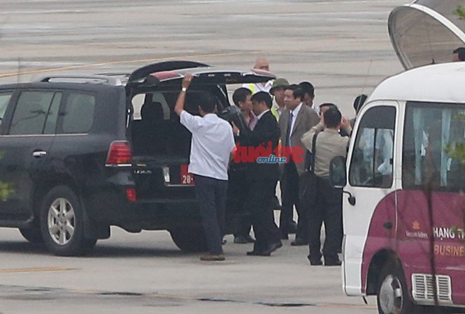Đại tướng Phùng Quang Thanh, mặc complet màu nhạt khi vừa xuống máy bay. Ảnh: Tuổi trẻ