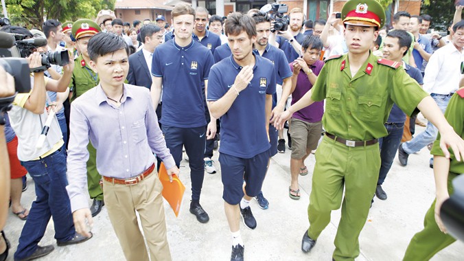 Các cầu thủ Manchester City tham gia các hoạt động giao lưu tại Làng trẻ em SOS Hà Nội. Ảnh: Như Ý.