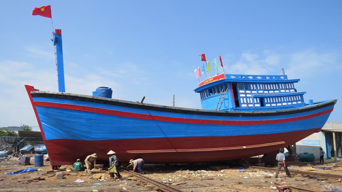 Tàu cá của ngư dân Quảng Ngãi đóng mới từ nguồn vốn vay theo Nghị định 67 của Chính phủ. Ảnh: Hồng Vĩnh.