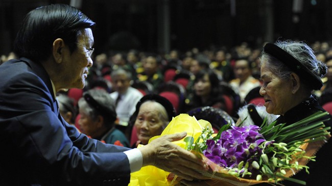 Chủ tịch nước Trương Tấn Sang tặng hoa bà Mẹ Việt Nam Anh hùng.