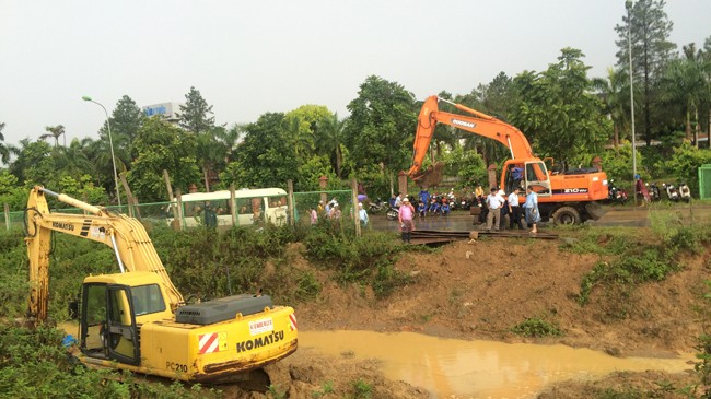 Đường ống dẫn nước sạch sông Đà liên tục bị vỡ khiến 7 vạn dân thủ đô ảnh hưởng.