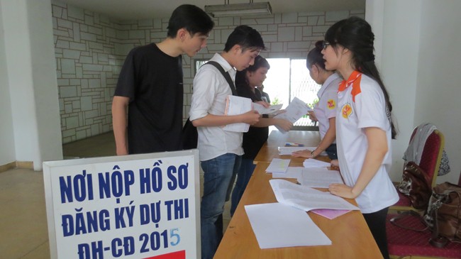 Thí sinh đến nhận giấy báo điểm tại cơ quan đại diện Bộ GD&ĐT TPHCM chiều 28/7. Ảnh: Nguyễn Dũng.