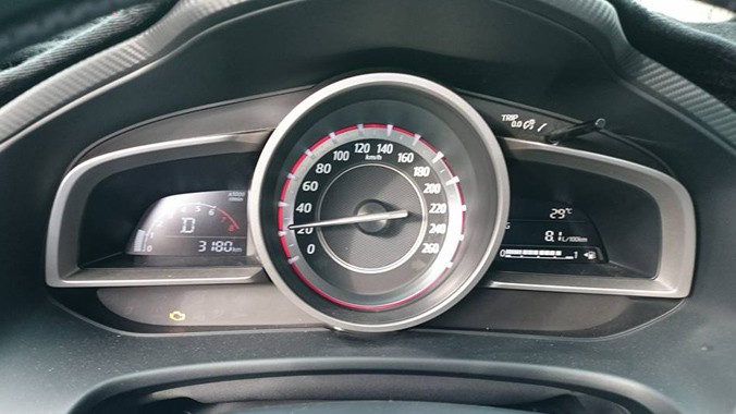 Đèn báo lỗi động cơ trên 1 chiếc Mazda 3 2015.