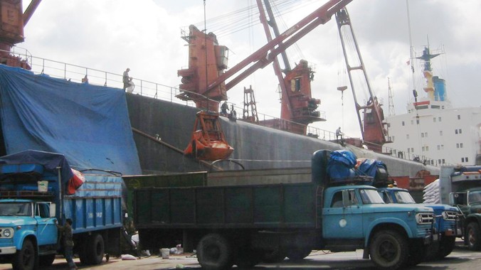 Doanh nghiệp xuất nhập khẩu đang phải nộp hàng chục nghìn phụ phí hàng hải mỗi năm. Ảnh: Huy Thịnh.