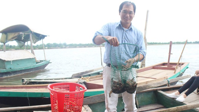 Anh Nguyễn Văn Nguyên bên trang trại nuôi tôm sú, cua biển của gia đình. Ảnh: Quang Lộc.