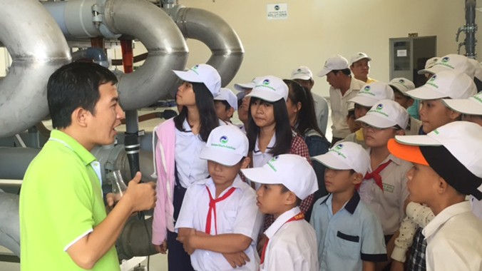 Học sinh được tìm hiểu quy trình xử lý nước rỉ rác tại Khu liên hợp xử lý chất thải Đa Phước.