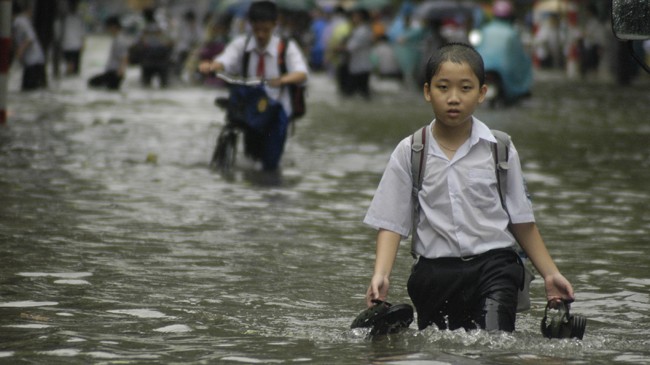 Học sinh Hà Nội phải lội nước về nhà trong đợt lụt lịch sử năm 2008. Ảnh: Hồng Vĩnh.