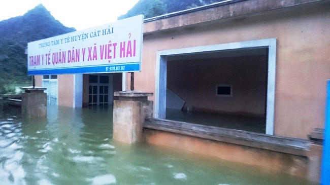 Xã đảo Việt Hải biến thành biển nước, nhiều căn nhà bị nhấn chìm. Ảnh: Đỗ Hoàng.