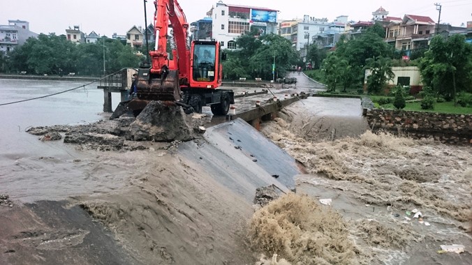 Thành phố Uông Bí (Quảng Ninh) đưa phương tiện phá đập tràn hồ Sông Sinh giải cứu hàng trăm hộ dân bị ngập.