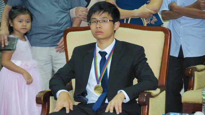 Đinh Tuấn Hoàng, thành viên duy nhất của đội tuyển Việt Nam, giành HCV Hóa học quốc tế 2015.