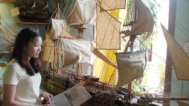 Trần Thị Hà bên mô hình chiếc tàu Endeavour do thuyền trưởng James Cook (Úc) chỉ huy, khám phá ra New Zealand, Australia... Ảnh: Nguyễn Trang.