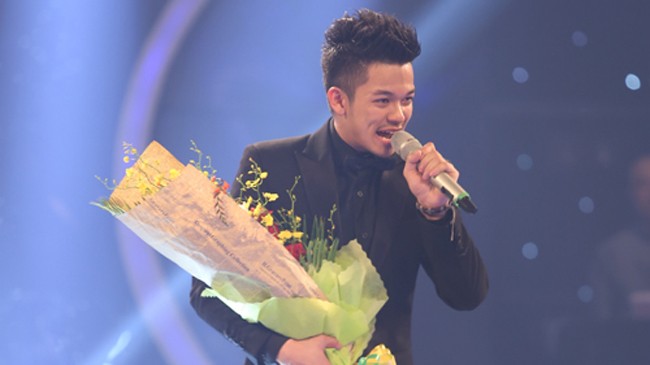 Trọng Hiếu trình diễn bài hát của người chiến thắng trong đêm trao giải Việt Nam Idol 2015. Ảnh: BTC.