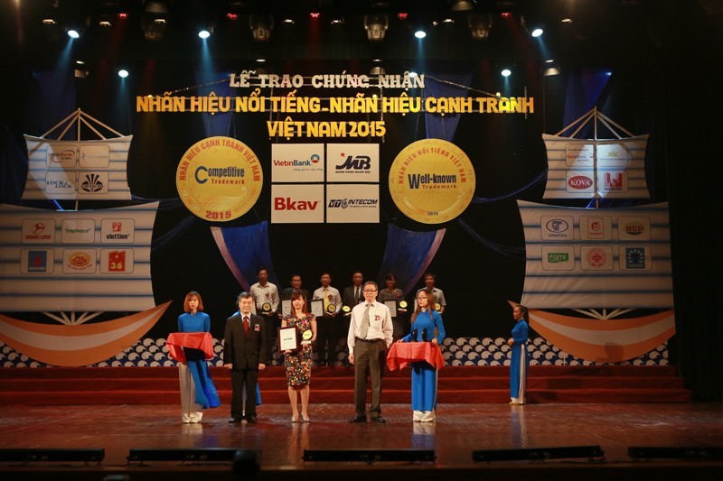 Dạ Hương nhận giải nhãn hiệu nổi tiếng quốc gia năm 2015