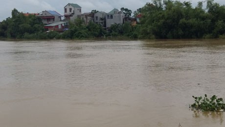 Nước sông Thương lên cao, mất mé nhà dân. Ảnh: Dân Trí
