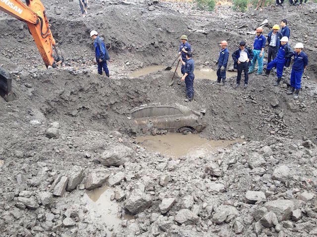 Chiếc Toyota Vios của cán bộ mỏ than Giáp Khẩu được tìm thấy dưới lớp đất đá dày cả mét tính sau trận lũ lịch sử ở Quảng Ninh. Ảnh: xedoisong.vn