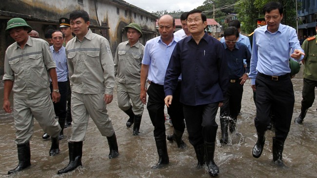 Chủ tịch nước Trương Tấn Sang kiểm tra tình hình khắc phục hậu quả mưa lũ tại Công ty Than Mông Dương. Ảnh: Nguyễn Khang.