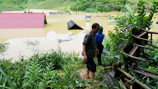 So với ngày 3/8, ngày 4/8 mực nước ngập tại bản Đề Chia C, xã Pú Nhung, huyện Tuần Giáo, tỉnh Điện Biên đã cao thêm gần 2 mét. Ảnh: Trọng Đảng.