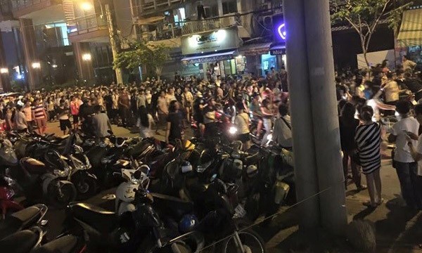 Hàng trăm người kéo tới phố đi bộ để "hóng" hai cô gái hẹn đánh nhau.