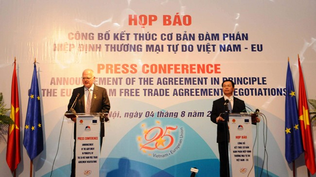 Tối 4/8, tại Hà Nội, Bộ trưởng Bộ Công Thương Vũ Huy Hoàng và Đại sứ, Trưởng Phái đoàn EU tại Việt Nam, Tiến sĩ Franz Jessen tuyên bố cơ bản kết thúc đàm phán Hiệp định Thương mại tự do Việt Nam-EU (EVFTA). Ảnh: TTXVN.